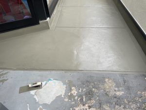 宍粟市　外壁一面にコケしつこい汚れベランダ床の剥がれ！下地補強を徹底した外壁塗装と防水工事