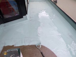 宍粟市　外壁一面にコケしつこい汚れベランダ床の剥がれ！下地補強を徹底した外壁塗装と防水工事
