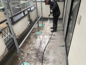 宍粟市　外壁一面にコケしつこい汚れベランダ床の剥がれ！下地補強を徹底した外壁塗装と防水工事