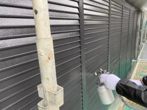 宍粟市　外壁一面にコケしつこい汚れベランダ床の剥がれ！下地補強を徹底した外壁塗装と防水工事