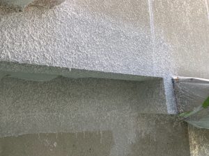 宍粟市　外壁一面にコケしつこい汚れベランダ床の剥がれ！下地補強を徹底した外壁塗装と防水工事