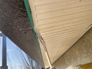 加古川市　錆を丁寧に落とし折板(金属)屋根の遮熱塗料塗り替え、外壁は現状色に合わせて塗装