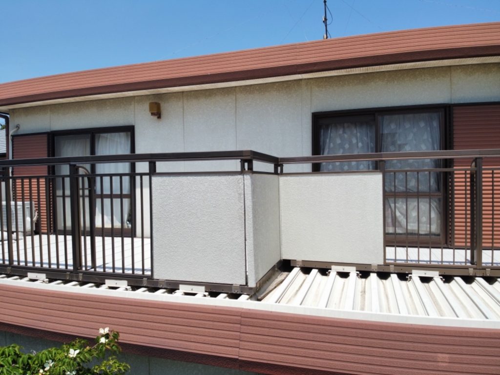 加古川市　錆を丁寧に落とし折板(金属)屋根の遮熱塗料塗り替え、外壁は現状色に合わせて塗装
