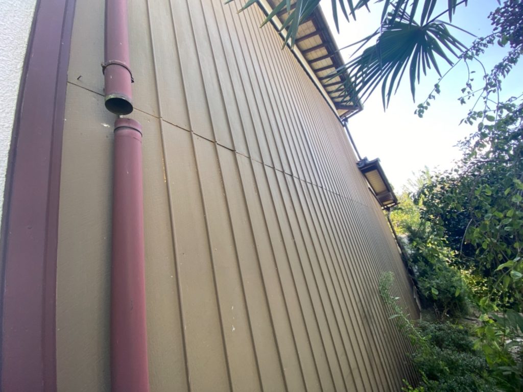 たつの市　鉄板壁（トタン外壁）・漆喰壁の塗装と、屋根波板・樋の交換