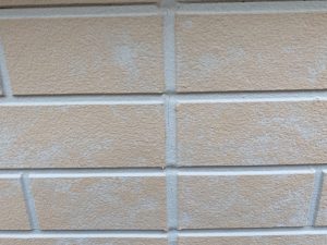 【高砂市　外壁塗装工事をしてから１年】２色使いの再現工法（多彩色仕上げ）の外壁に、滑り止めを施工した玄関タイル