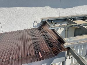 姫路市　波板に交換修理！適切な勾配をつけてポリカ屋根の張り替え