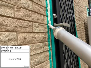 姫路市　コケや汚れに悩まされ、2色の多彩色仕上げでフレッシュに生まれ変わった屋根外壁塗装