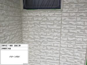 姫路市　コケや汚れに悩まされ、2色の多彩色仕上げでフレッシュに生まれ変わった屋根外壁塗装