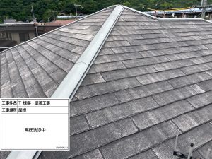 姫路市　コケや汚れに悩まされ、2色の多彩色仕上げでフレッシュに生まれ変わった屋根外壁塗装