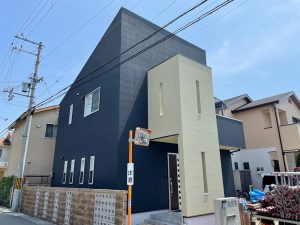 姫路市　外壁の色をグレー・ブラックに変え、モダンかっこいいツートン仕上げの屋根外壁塗装