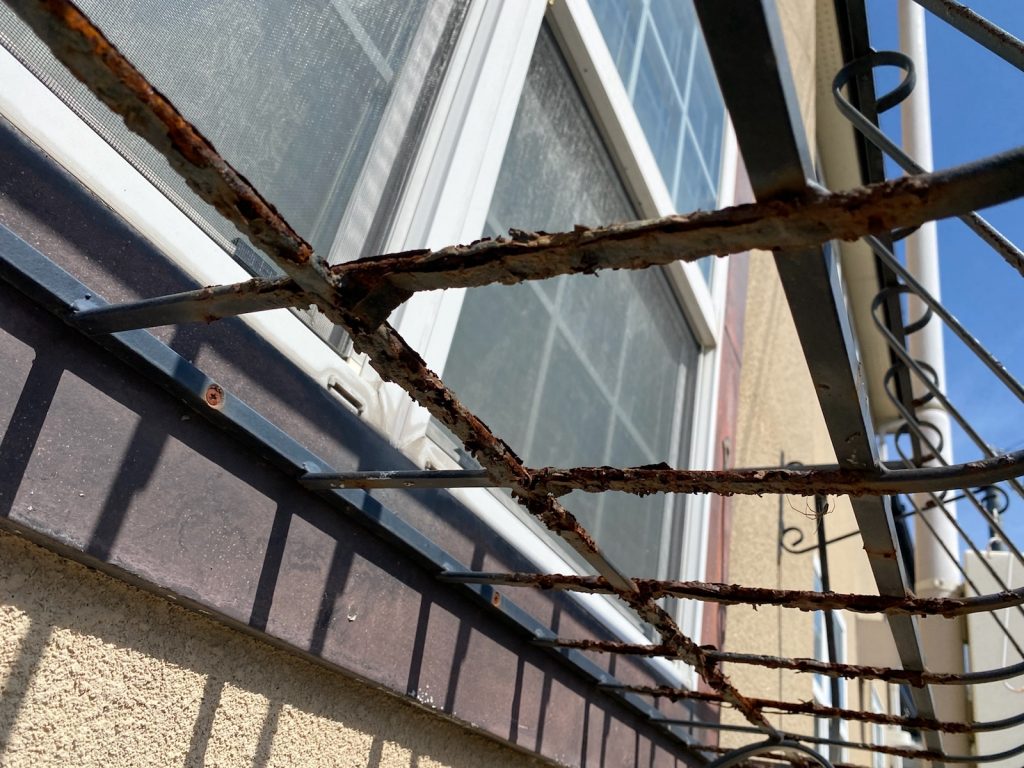加古川市　築25年のわが家が屋根外壁塗装でこんなにきれいに！外壁のツタ、手すりのサビまでも