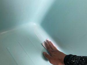姫路市　水色の昭和レトロな浴槽が、浴槽塗装工事で清潔感あふれるホワイトに