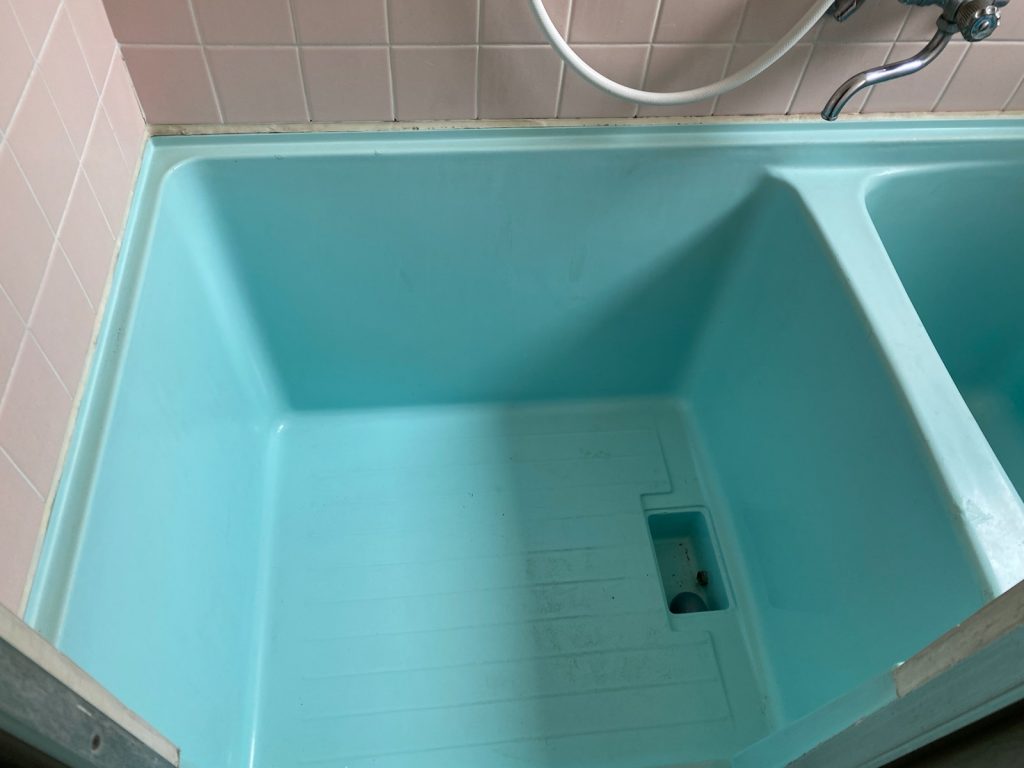姫路市　水色の昭和レトロな浴槽が、浴槽塗装工事で清潔感あふれるホワイトに