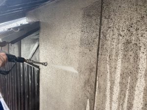 加古郡　塩害対策メンテナンス！砂壁状の外壁ひび割れ補修と塗装、トタン屋根塗装、雨樋交換