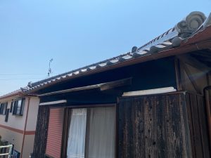 加古郡　塩害対策メンテナンス！砂壁状の外壁ひび割れ補修と塗装、トタン屋根塗装、雨樋交換