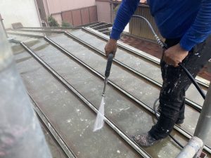 加古郡　塩害対策メンテナンス！砂壁状の外壁ひび割れ補修と塗装、トタン屋根塗装、雨樋交換