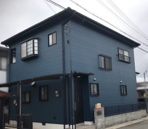 姫路　屋根カバー工法で安心！外壁は人気色マウンテンブルーに塗り替え付帯部とのバランス抜群!
