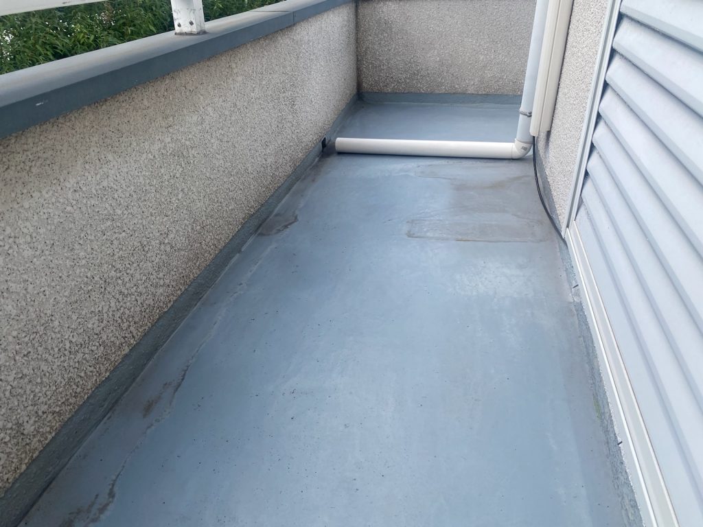加古川　屋根の棟板金交換とバルコニー防水　白の外壁&青い屋根に塗り替え