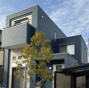 白からマウンテンブルーに外壁色をイメチェン!屋根の雹痕も塗装できれいに!姫路