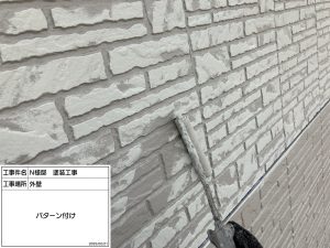 外壁はグレーの濃淡で多彩模様仕上げ・スレートグレーに屋根塗装_姫路市