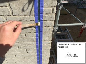 外壁はグレーの濃淡で多彩模様仕上げ・スレートグレーに屋根塗装_姫路市