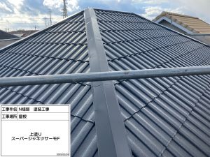 外壁はグレーの濃淡で多彩模様仕上げ・スレートグレーに屋根塗装_姫路市