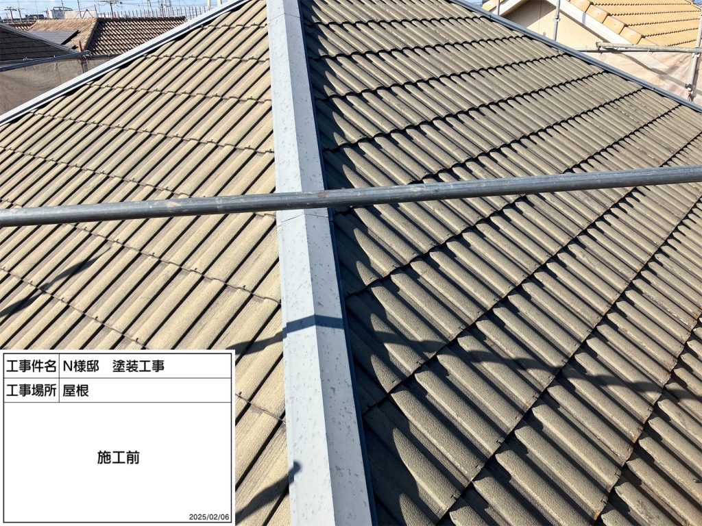 外壁はグレーの濃淡で多彩模様仕上げ・スレートグレーに屋根塗装_姫路市