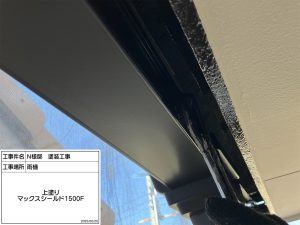 外壁はグレーの濃淡で多彩模様仕上げ・スレートグレーに屋根塗装_姫路市