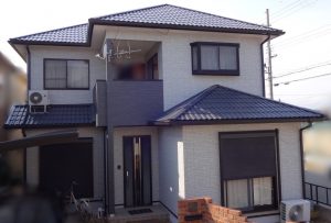 外壁はグレーの濃淡で多彩模様仕上げ・スレートグレーに屋根塗装_姫路市