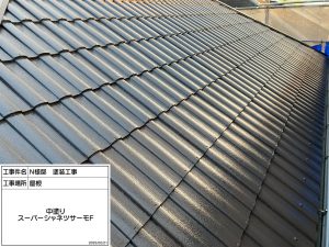 外壁はグレーの濃淡で多彩模様仕上げ・スレートグレーに屋根塗装_姫路市