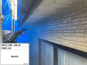 外壁はグレーの濃淡で多彩模様仕上げ・スレートグレーに屋根塗装_姫路市
