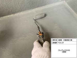 外壁はグレーの濃淡で多彩模様仕上げ・スレートグレーに屋根塗装_姫路市