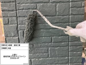 外壁はグレーの濃淡で多彩模様仕上げ・スレートグレーに屋根塗装_姫路市