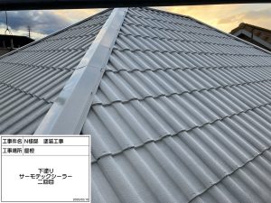 外壁はグレーの濃淡で多彩模様仕上げ・スレートグレーに屋根塗装_姫路市