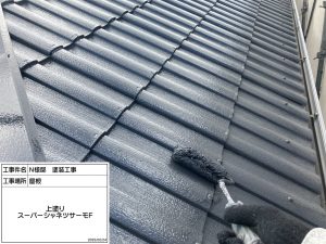 外壁はグレーの濃淡で多彩模様仕上げ・スレートグレーに屋根塗装_姫路市