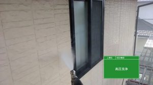 外壁は柔らかな白色を基調とし軒天や樋をチャコールで引き締めた塗り替え_姫路