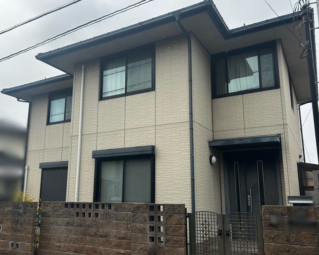 外壁は柔らかな白色を基調とし軒天や樋をチャコールで引き締めた塗り替え_姫路