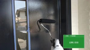 外壁は柔らかな白色を基調とし軒天や樋をチャコールで引き締めた塗り替え_姫路