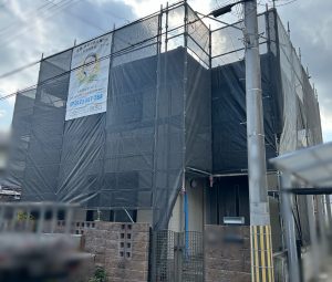 外壁は柔らかな白色を基調とし軒天や樋をチャコールで引き締めた塗り替え_姫路