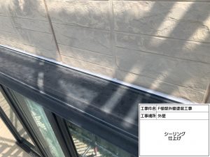 外壁は柔らかな白色を基調とし軒天や樋をチャコールで引き締めた塗り替え_姫路