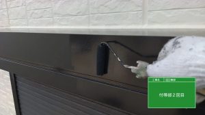 外壁は柔らかな白色を基調とし軒天や樋をチャコールで引き締めた塗り替え_姫路
