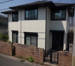 外壁は柔らかな白色を基調とし軒天や樋をチャコールで引き締めた塗り替え_姫路