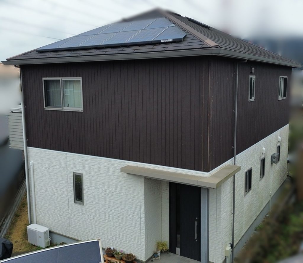 ブルーネイビーにホワイトラインのアクセントを加えた外壁塗装と屋根塗装_姫路