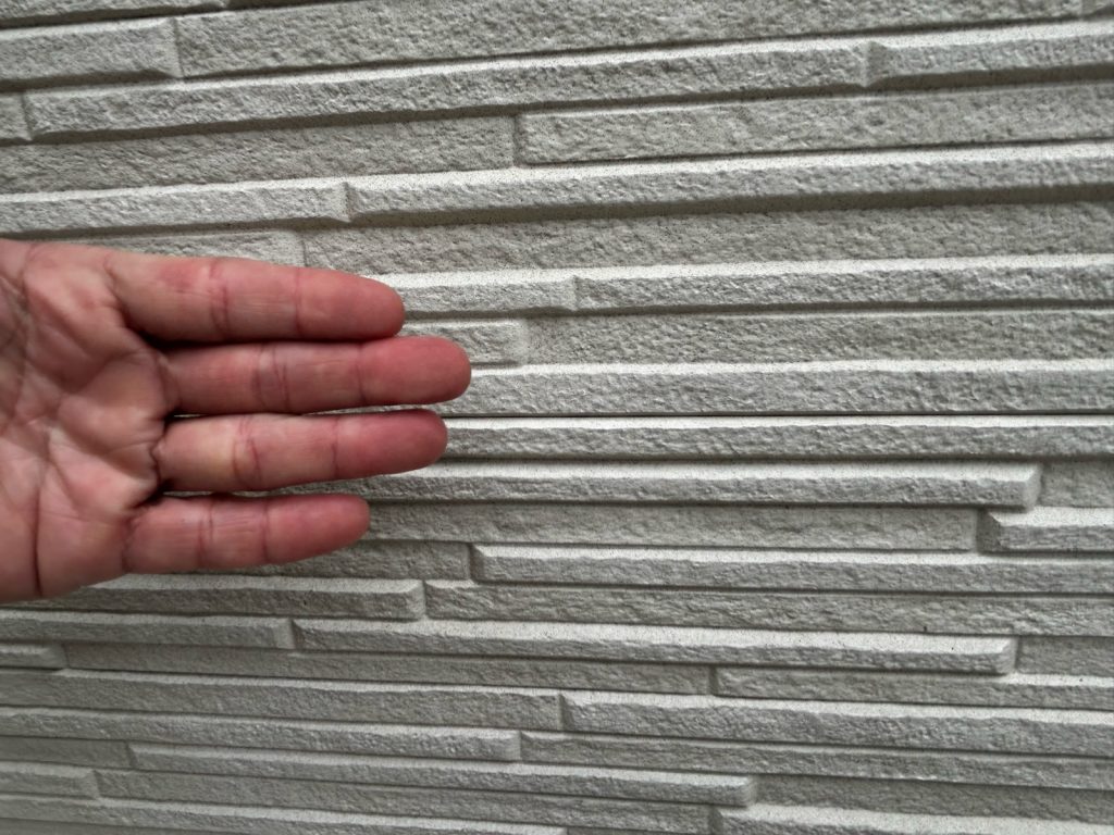 ブルーネイビーにホワイトラインのアクセントを加えた外壁塗装と屋根塗装_姫路