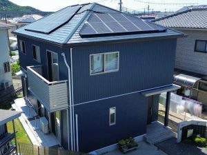ブルーネイビーにホワイトラインのアクセントを加えた外壁塗装と屋根塗装_姫路