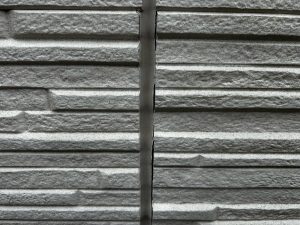 ブルーネイビーにホワイトラインのアクセントを加えた外壁塗装と屋根塗装_姫路