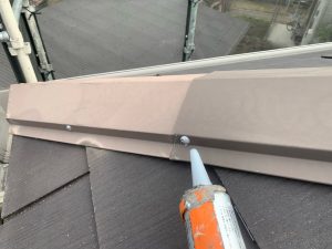 ブルーネイビーにホワイトラインのアクセントを加えた外壁塗装と屋根塗装_姫路