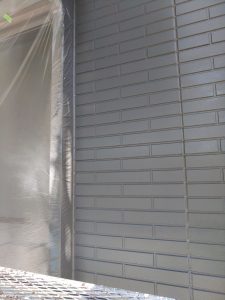 レンガ調の外壁を多彩模様塗料でモダンな石目柄に塗り替え！太子町
