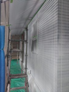 レンガ調の外壁を多彩模様塗料でモダンな石目柄に塗り替え！太子町