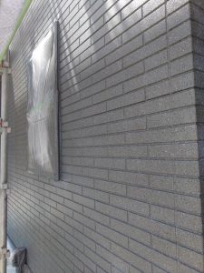 レンガ調の外壁を多彩模様塗料でモダンな石目柄に塗り替え！太子町